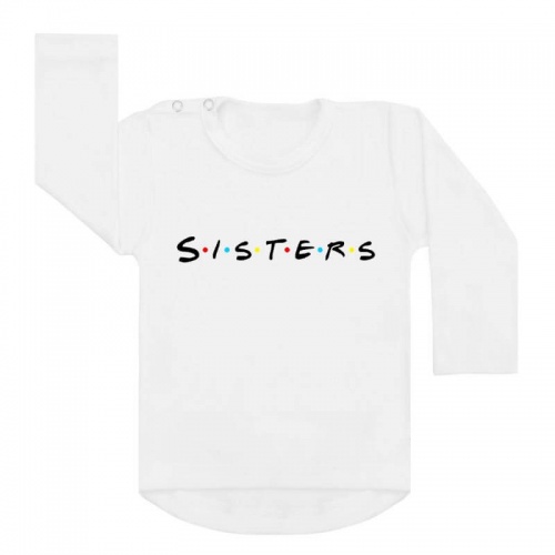 Shirt sisters friends stijl. Wij zijn nog steeds friends fan, dus dit moesten we maken! Dit shirt is gemaakt van 100% katoen en trekt makkelijk aan door de twee drukkers aan de zijkant van de halsopening. Je kunt kiezen voor de kleuren zwart, wit, grijs en voor de variaties longsleeve, of t-shirt!